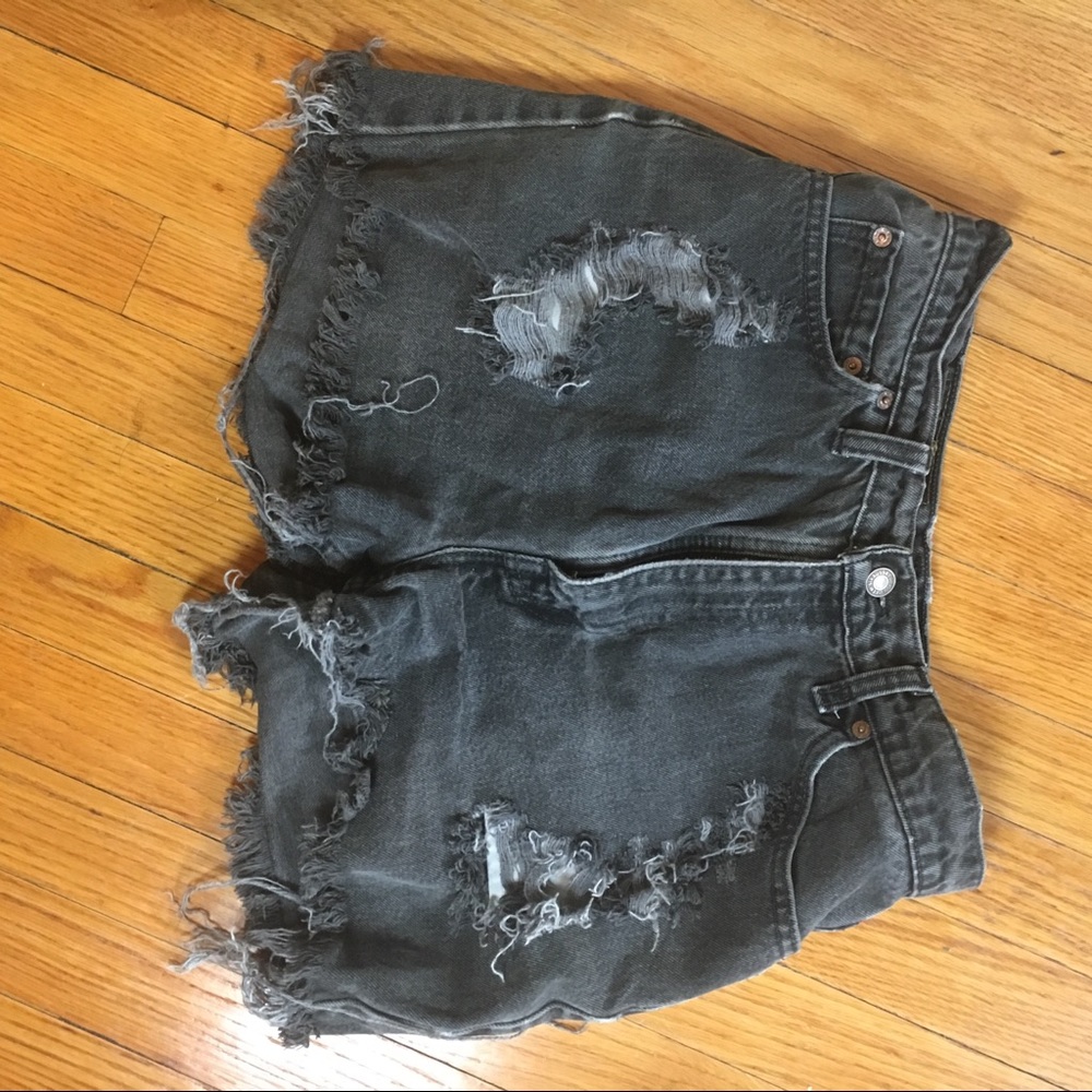 HIGH WAISTED DISTRESSED BLACK LEVI CUTOFF SHORTS